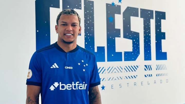 Gabriel Veron com a camisa do Cruzeiro