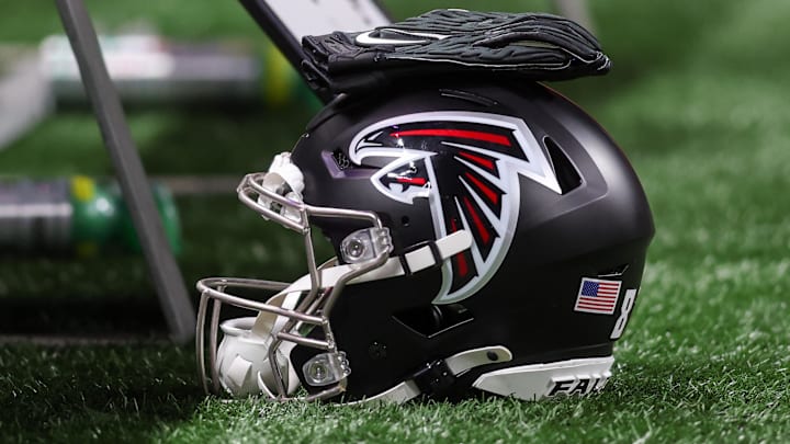 Aug 15, 2025; Atlanta, Georgia, USA; Atlanta Falcons helmet on the sideline against the Tennessee Titans in the first quarter at Mercedes-Benz Stadium. Mandatory Credit: Brett Davis-Imagn Images
Aug 15, 2025; Atlanta, Georgia, USA; Atlanta Falcons helmet on the sideline against the Tennessee Titans in the first quarter at Mercedes-Benz Stadium. Mandatory Credit: Brett Davis-Imagn Images