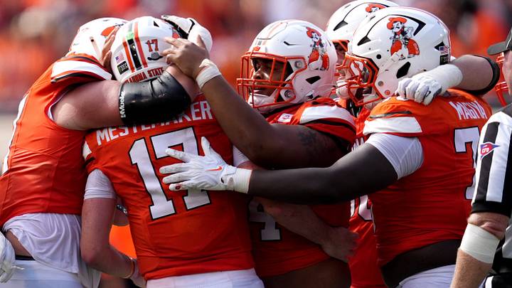 Oklahoma State players celebrates with Drew Mestemaker.