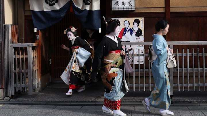 Geiko And Maiko Celebrate New Year