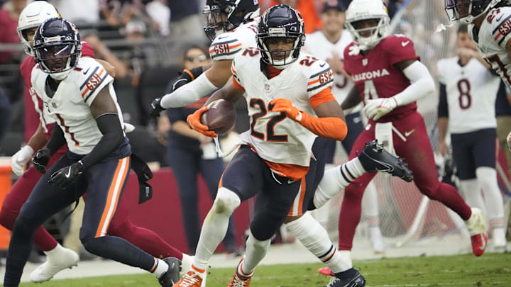 Elijah Hicks returns a fumble against the Arizona Cardinals in  a 29-9 Bears defeat.