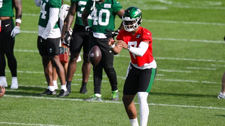 New York Jets quarterback Justin Fields left Thursday's training camp session early with a toe injury.