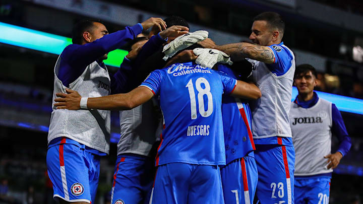 Jugadores de Cruz Azul celebran un gol.