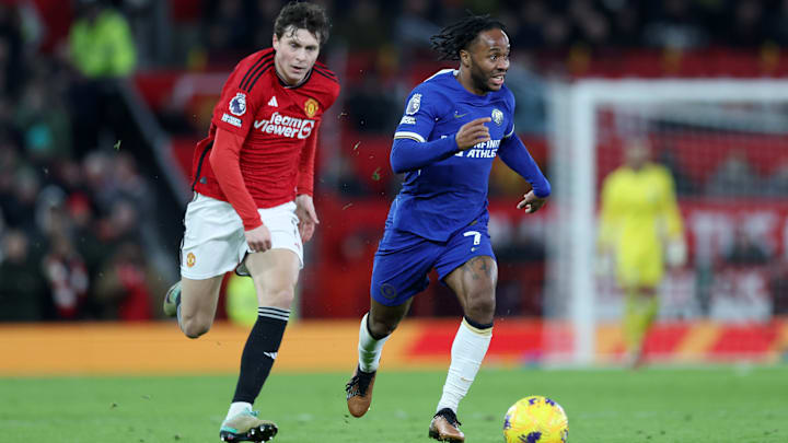 Victor Lindelöf (l.) im Laufduell mit Raheem Sterling