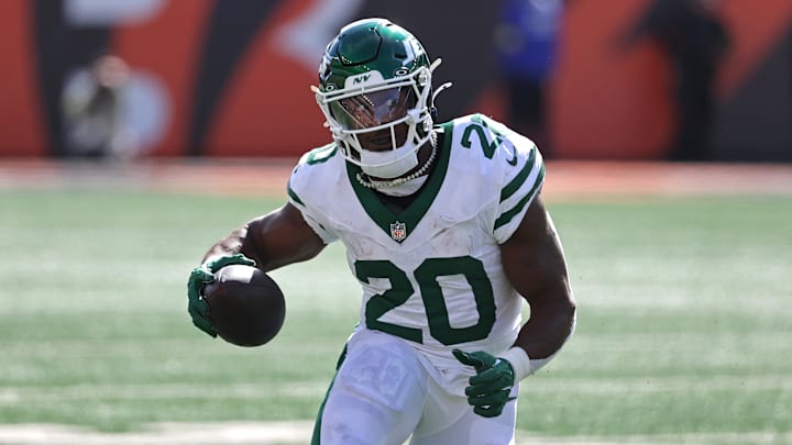 Oct 26, 2025; Cincinnati, Ohio, USA; New York Jets running back Breece Hall (20) runs with the ball during the second quarter against the Cincinnati Bengals at Paycor Stadium. Mandatory Credit: Joseph Maiorana-Imagn Images