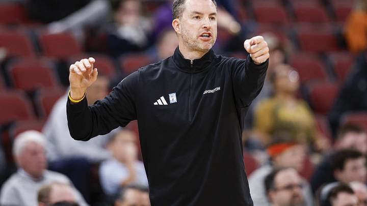 Mar 11, 2026; Chicago, IL, USA; Washington Huskies head coach Danny Sprinkle directs his team against the Southern California Trojans during the second half at United Center. Mandatory Credit: Kamil Krzaczynski-Imagn Images