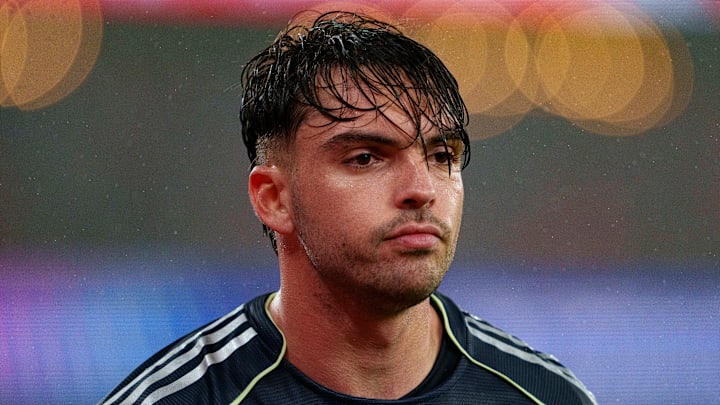 Raul Asencio serre les dents et continue de jouer malgré sa blessure