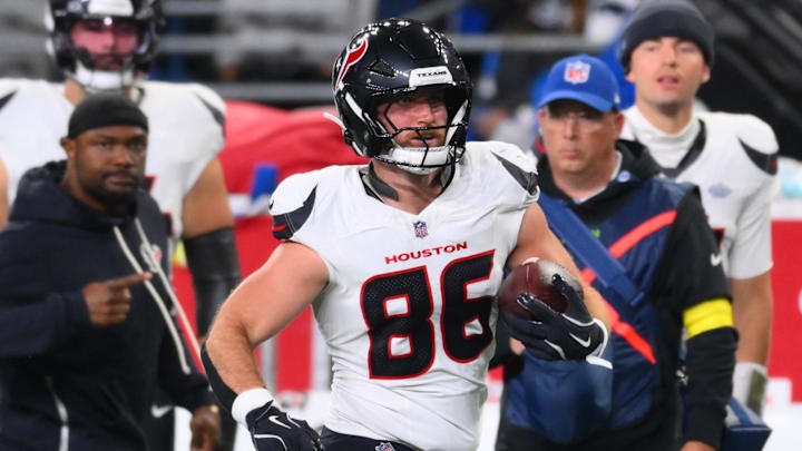 Oct 20, 2025; Seattle, Washington, USA; Houston Texans tight end Dalton Schultz (86) carries the ball after a catch during the second quarter against the Seattle Seahawks at Lumen Field. 
