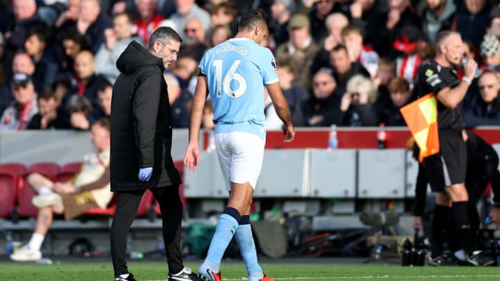 Rodri salió del encuentro del Manchester City frente a Brentford en la primera mitad