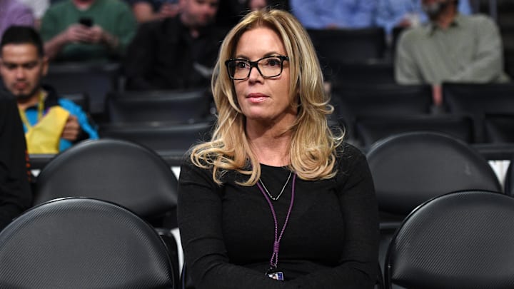 Jeanie Buss presenciando un partido de Los Angeles Lakers contra los Boston Celtics