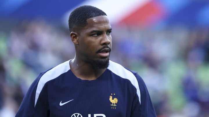 Mike Maignan et les Bleus attirent les foules, lors de leur entrainement dans la ville allemande de Paderborn 