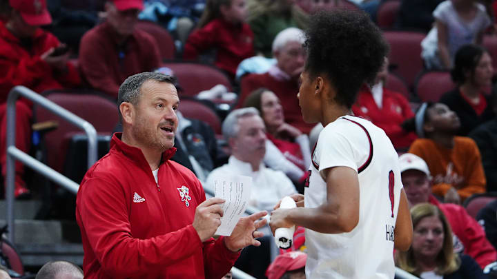 Louisville head coach Jeff Walz instructs Anaya Hardy (9) against Morehead State during their game at the KFC Yum! Center in Louisville, Ky. on Nov. 21, 2024 Louisville head coach Jeff Walz instructs Anaya Hardy (9) against Morehead State during their game at the KFC Yum! Center in Louisville, Ky. on Nov. 21, 2024