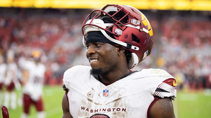 Washington Commanders running back Brian Robinson Jr. (8) against the Arizona Cardinals at State Farm Stadium. 