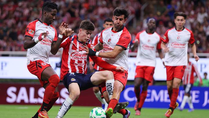 Armando González del Guadalajara es marcado por Adonis Preciado y Alejandro Gómez de Xolos Armando González del Guadalajara es marcado por Adonis Preciado y Alejandro Gómez de Xolos