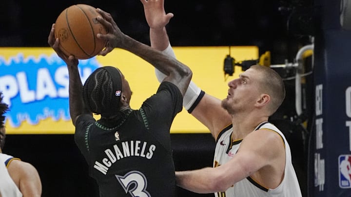 Jaden McDaniels y Nikola Jokic tuvieron un conato de trifulca en el Juego 4 entre Timberwolves y Nuggets