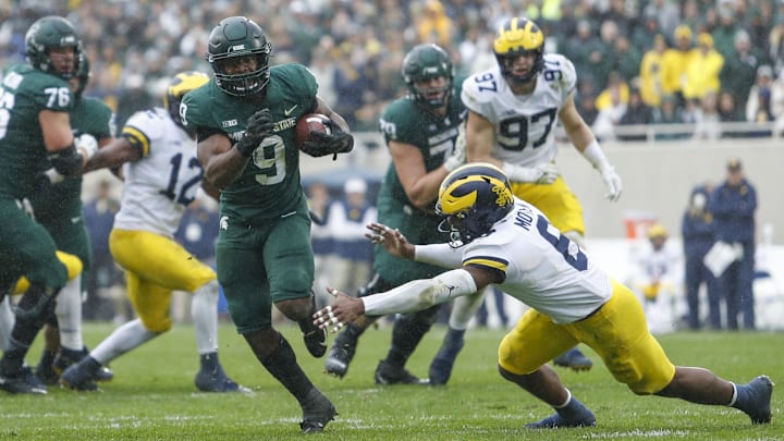 Oct 30, 2021; East Lansing, Michigan, USA; Michigan State Spartans running back Kenneth Walker III (9) runs past Michigan Wolverines defensive back R.J. Moten (6) for a touchdown during the fourth quarter at Spartan Stadium. Mandatory Credit: Raj Mehta-Imagn Images Oct 30, 2021; East Lansing, Michigan, USA; Michigan State Spartans running back Kenneth Walker III (9) runs past Michigan Wolverines defensive back R.J. Moten (6) for a touchdown during the fourth quarter at Spartan Stadium. Mandatory Credit: Raj Mehta-Imagn Images