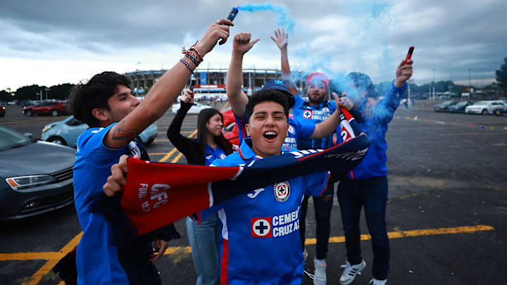 Aficionados de Cruz Azul a las afueras del Estadio Azteca durante el repechaje del Apertura 2022.