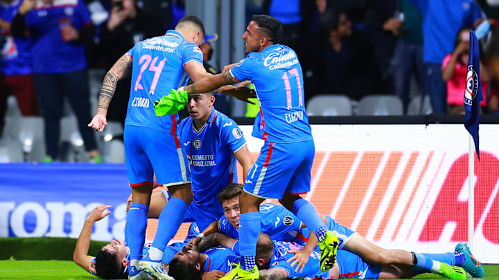 Jugadores de Cruz Azul celebran un gol.