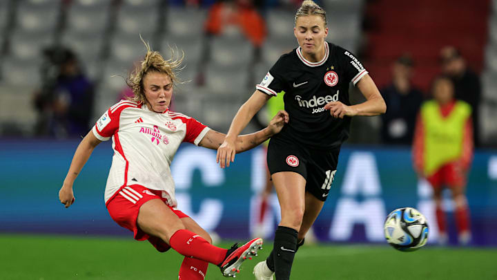 Georgia Stanway (links) im Duell im Laura Freigang (rechts) Georgia Stanway (links) im Duell im Laura Freigang (rechts)