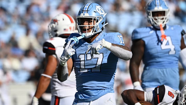 North Carolina Tar Heels linebacker Amare Campbell (17)