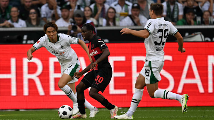 Jeremie Frimpong (m.) lässt sich auch von zwei Gladbachern nicht aufhalten