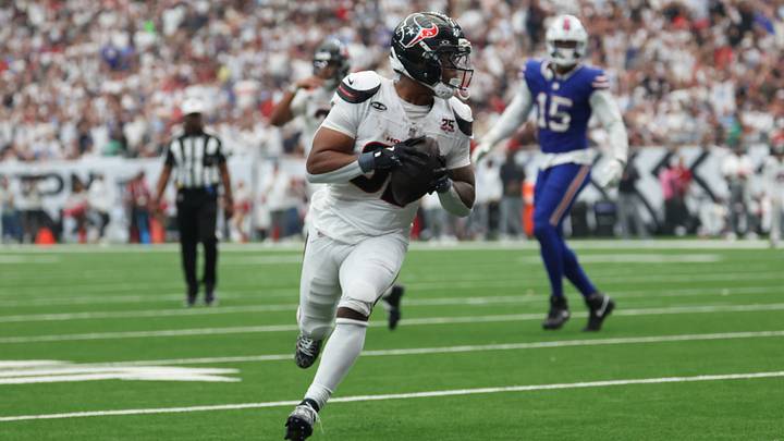 Houston Texans running back David Montgomery (32) makes a catch for a touchdown during the second half against the Buffalo Bills at Reliant Stadium.