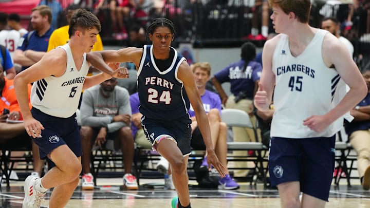 Brody Kozlowski defends against future NBA draft pick, Cody Williams