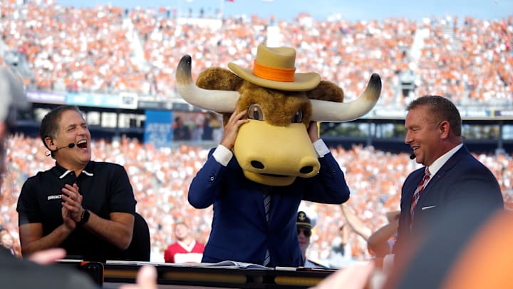 Lee Corso picks Texas to win as Mark Cuban, left, and Kirk Herbstreit laugh during ESPN's College GameDay show before the Red River Showdown college football game between the University of Oklahoma Sooners (OU) and the University of Texas (UT) Longhorns at the Cotton Bowl in Dallas, Saturday, Oct. 9, 2021.  Oklahoma won 55-48.

Ou Vs Texas
