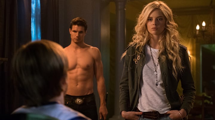 Robbie Amell and Samara Weaving in The Babysitter