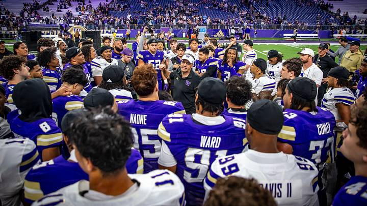 Jedd Fisch meets with his team post Spring Game. 