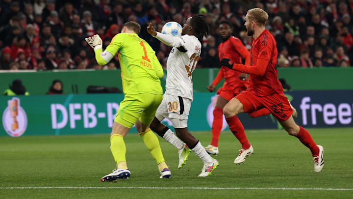 Manuel Neuer foult Jeremie Frimpong 