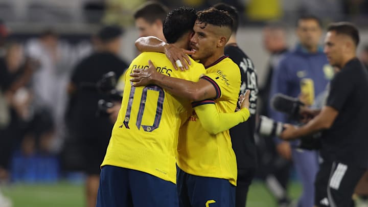 El chileno Diego Valdés es consolado por Jonathan Dos Santos