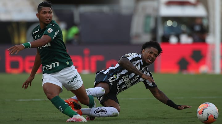 Santos e Palmeiras disputam Clássico da Saudade na 30ª rodada do Campeonato Brasileiro. 