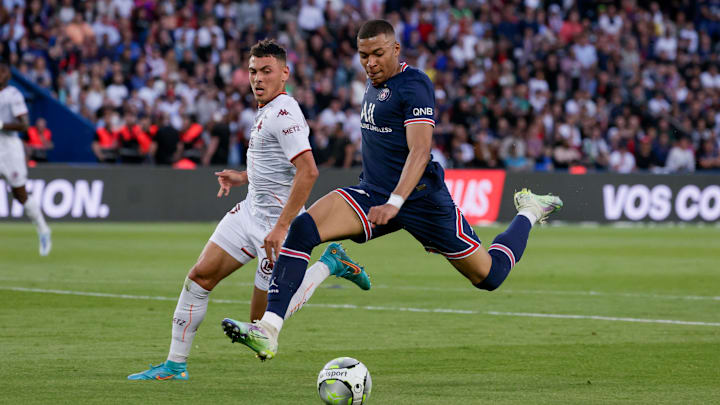 William Mikelbrencis im Duell mit Mbappe