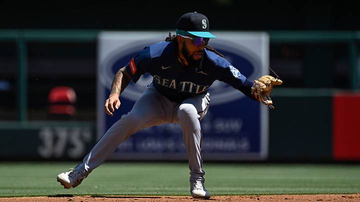 Apr 26, 2026; St. Louis, Missouri, USA; Seattle Mariners shortstop J.P. Crawford (3) fields a ground ball hit by the St. Louis Cardinals in the second inning at Busch Stadium. Mandatory Credit: Joe Puetz-Imagn Images