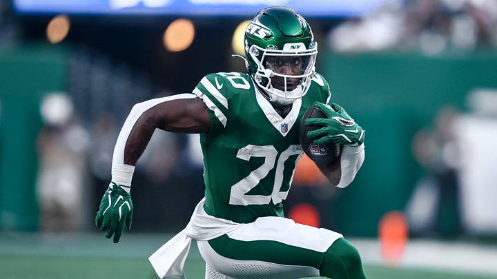 New York Jets running back Breece Hall (20) carries the ball against the Tampa Bay Buccaneers during the first half at MetLife Stadium. Mandatory Credit: John Jones-Imagn Images New York Jets running back Breece Hall (20) carries the ball against the Tampa Bay Buccaneers during the first half at MetLife Stadium. Mandatory Credit: John Jones-Imagn Images