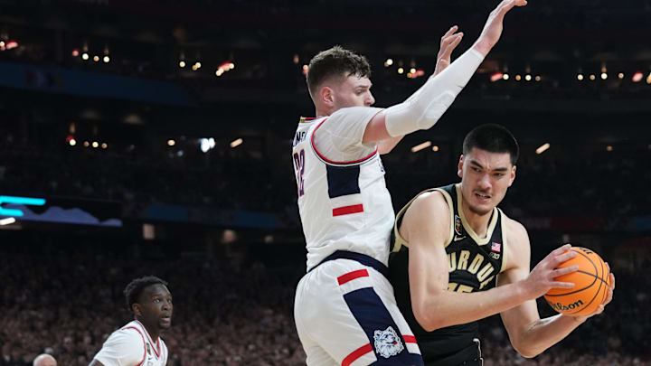 Connecticut center Donovan Clingan (32) guards Purdue's Zach Edey during the 2024 NCAA Tournament title game on April 8, 2024.