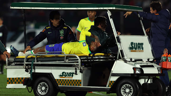 Neymar musste vom Feld gefahren werden