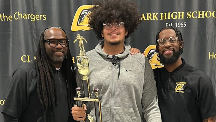 Dominic Harris from Las Vegas has a UW offer and now a scheduled visit to Montlake. Dominic Harris from Las Vegas has a UW offer and now a scheduled visit to Montlake.