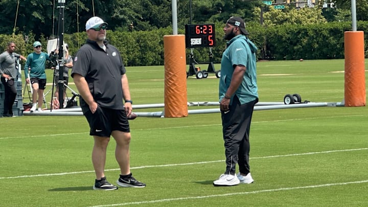 Eagles senior personnel director Joe Douglas chats with assistant OL coach Greg Austin.