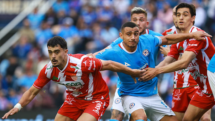 El argentino Agustín Oliveros de Necaxa y el griego Giorgos Giakoumakis de Cruz Azul durante el Apertura 2024