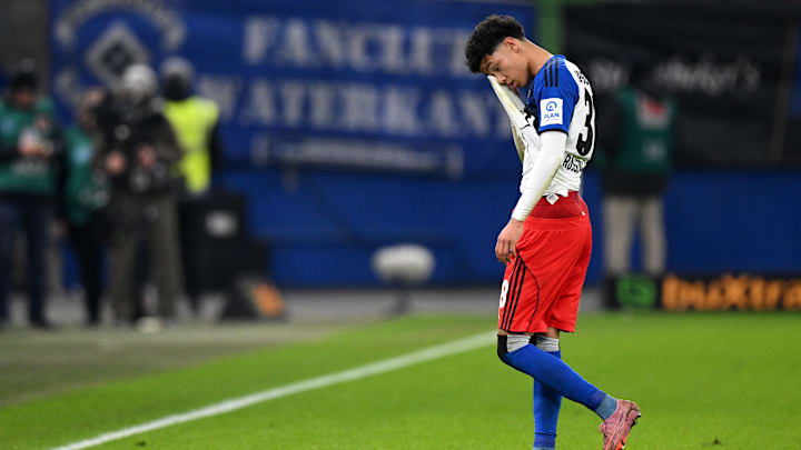 Alexander Rössing-Lelesiit nach seinem Platzverweis gegen den VfB Stuttgart Alexander Rössing-Lelesiit nach seinem Platzverweis gegen den VfB Stuttgart