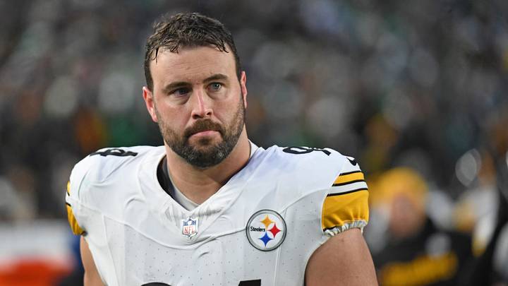 Dec 15, 2024; Philadelphia, Pennsylvania, USA; Pittsburgh Steelers defensive tackle Dean Lowry (94) on the sidelines against the Philadelphia Eagles at Lincoln Financial Field. Mandatory Credit: Eric Hartline-Imagn Images Dec 15, 2024; Philadelphia, Pennsylvania, USA; Pittsburgh Steelers defensive tackle Dean Lowry (94) on the sidelines against the Philadelphia Eagles at Lincoln Financial Field. Mandatory Credit: Eric Hartline-Imagn Images