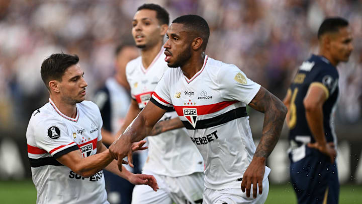 André Silva marcou dois gols fora de casa