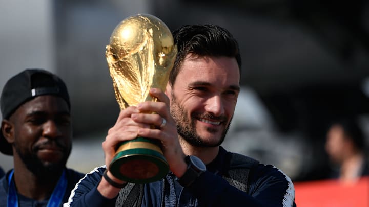 Hugo Lloris con la Copa del Mundo
