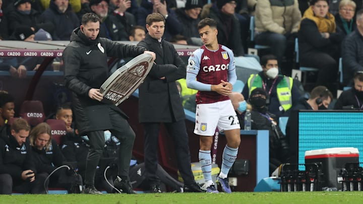 Philippe Coutinho e Steven Gerrard atuaram juntos no Liverpool. Hoje, o inglês é o comandante do brasileiro no Aston Villa. 