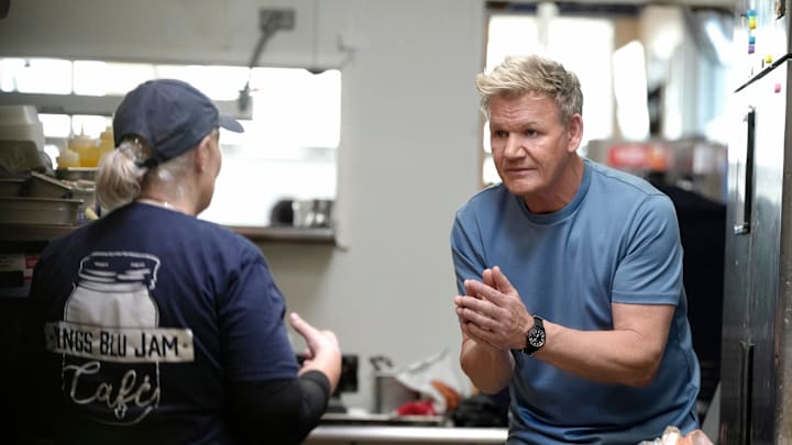 Kitchen Nightmares: Gordon Ramsay with the owner and crew in the “KingsBlu Jam Cafe” episode of Kitchen Nightmares airing Tuesday, Feb. 11 (8:00-9:00 PM ET/PT) on FOX. CR: FOX. ©2025 FOX Media LLC.