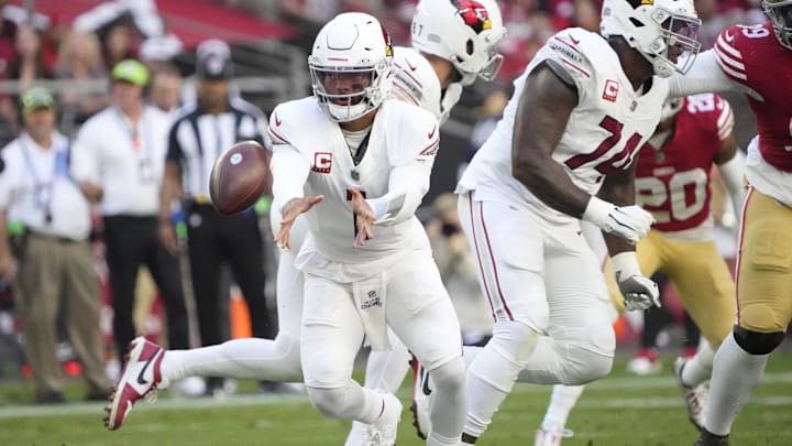 Arizona Cardinals quarterback Kyler Murray (1) pitches the ball against the San Francisco 49ers
