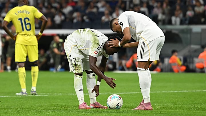 Kylian Mbappé und Vinicius Junior vor dem Elfmeter im Gespräch 