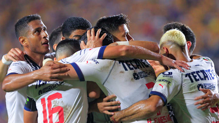 Jugadores de Rayados de Monterrey celebran un gol.